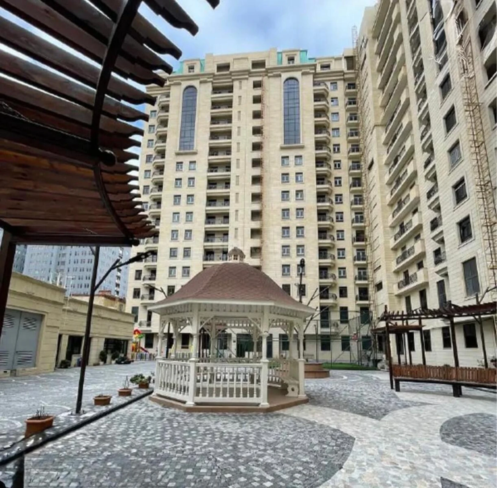 Satılır 4 otaqlı mənzil 212 m²