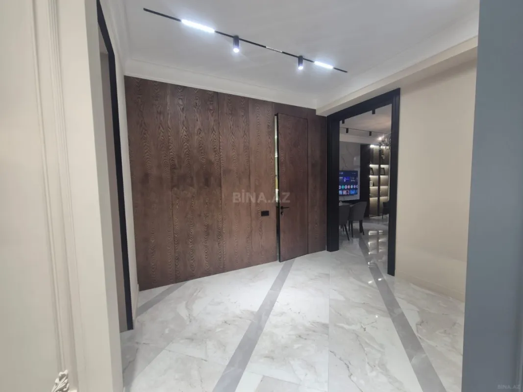 Satılır 3 otaqlı mənzil 131 m²