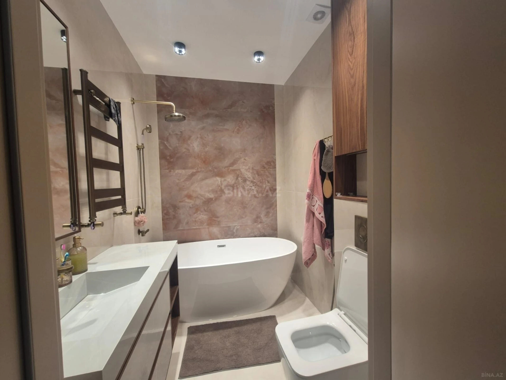 Satılır 3 otaqlı mənzil 131 m²