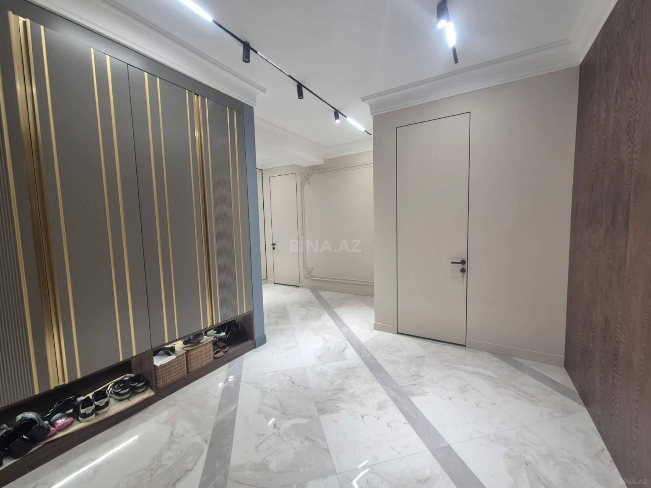 Satılır 3 otaqlı mənzil 131 m²