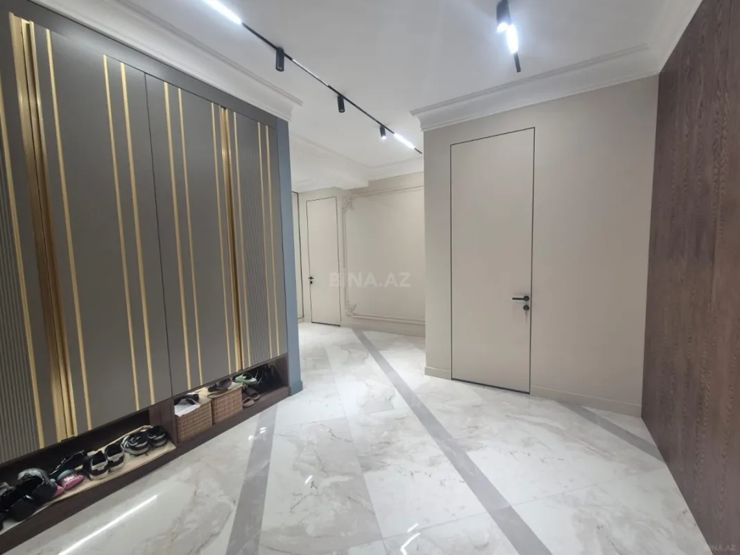Satılır 3 otaqlı mənzil 131 m²