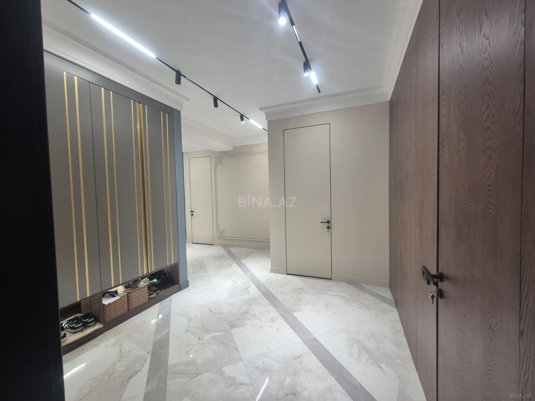 Satılır 3 otaqlı mənzil 131 m²