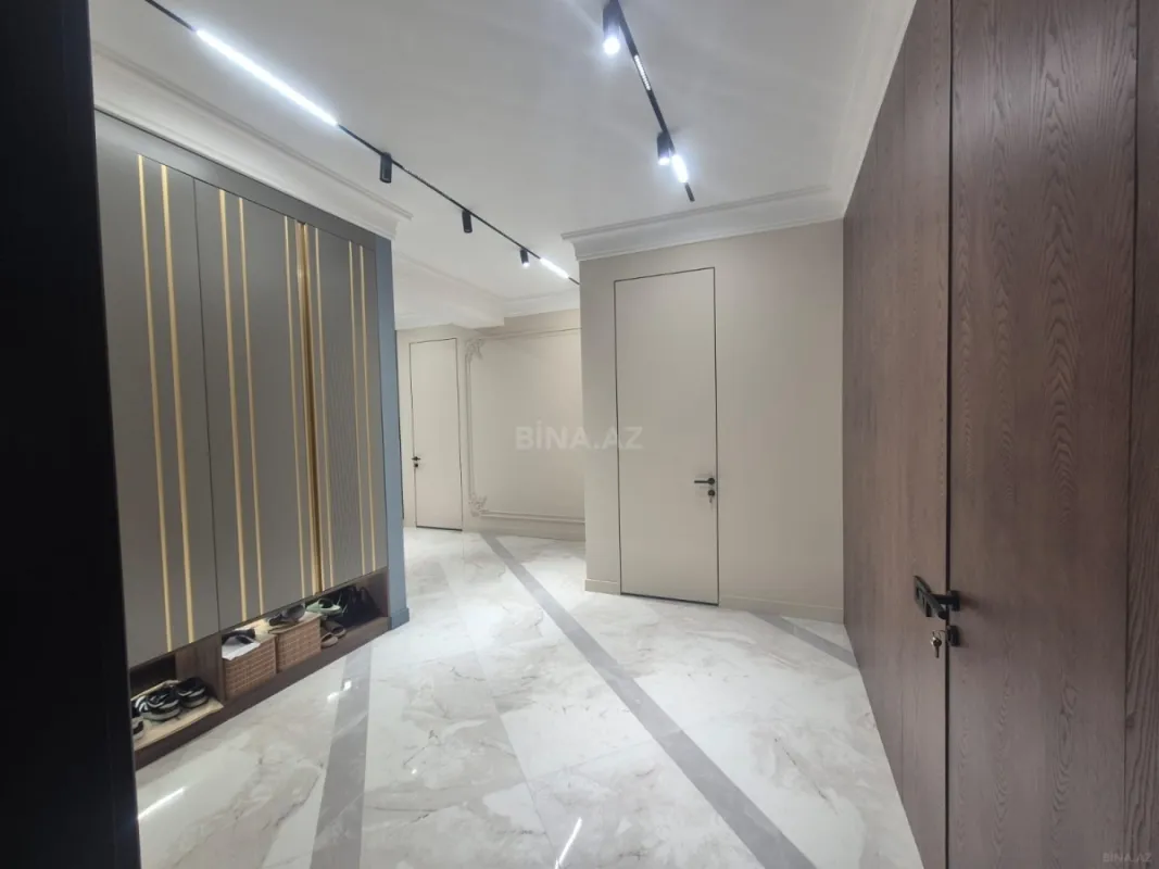 Satılır 3 otaqlı mənzil 131 m²