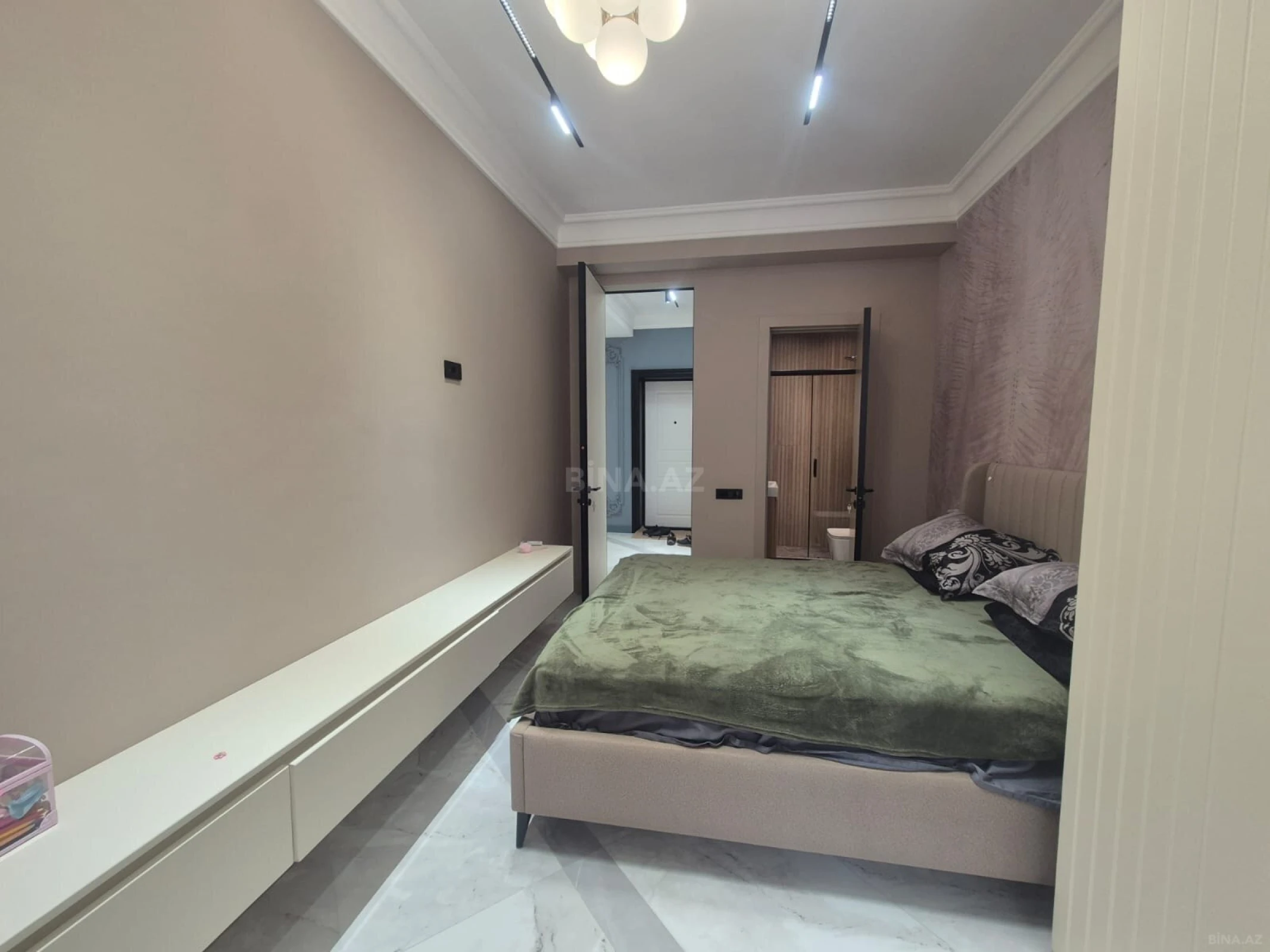 Satılır 3 otaqlı mənzil 131 m²