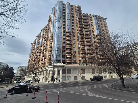 Satılır 3 otaqlı mənzil 131 m²