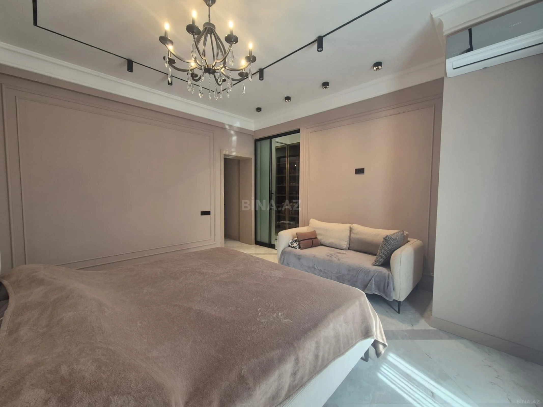 Satılır 3 otaqlı mənzil 131 m²