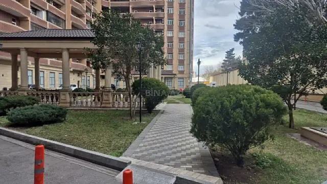 Satılır 3 otaqlı mənzil 131 m²