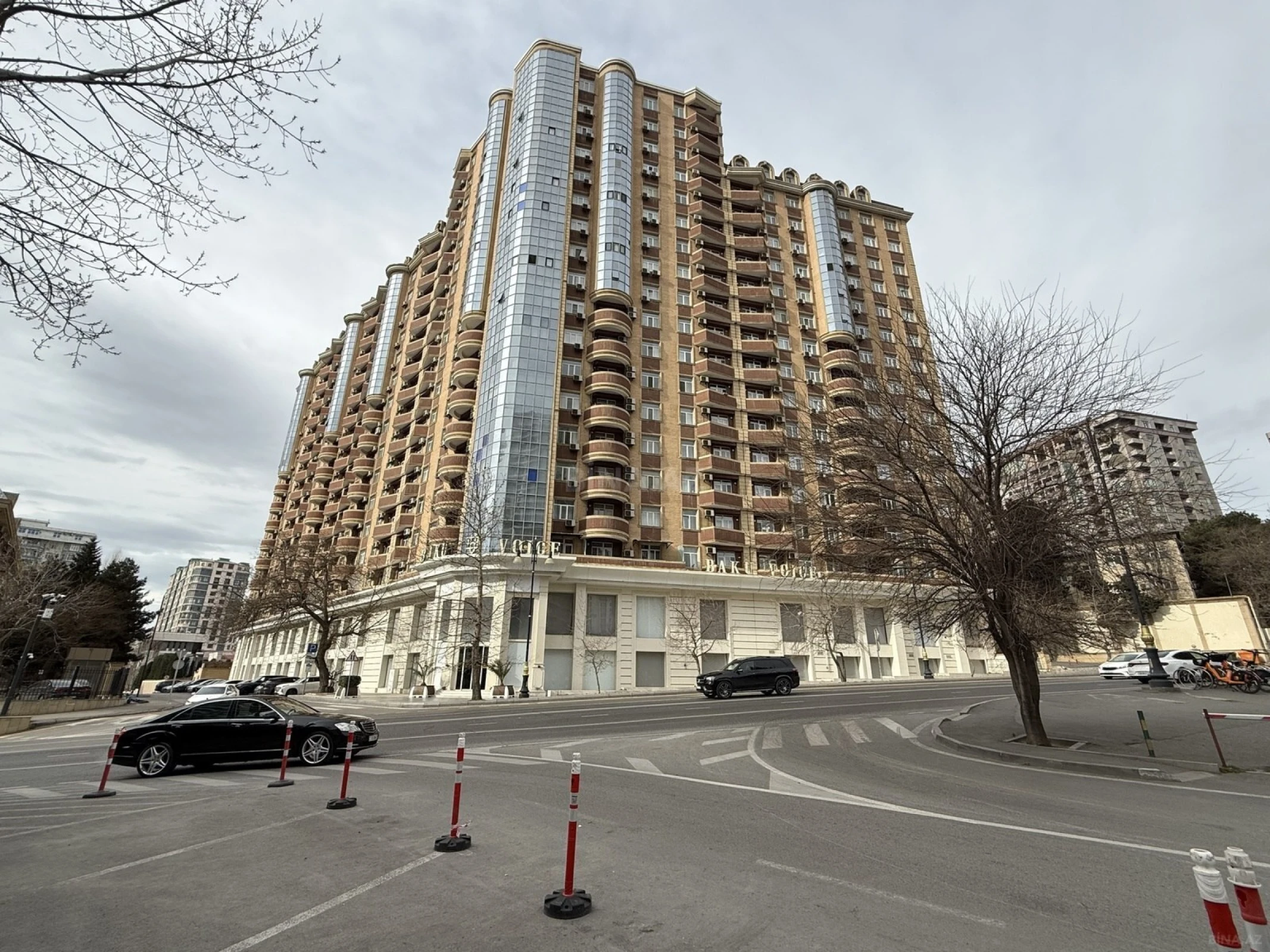 Satılır 3 otaqlı mənzil 131 m²