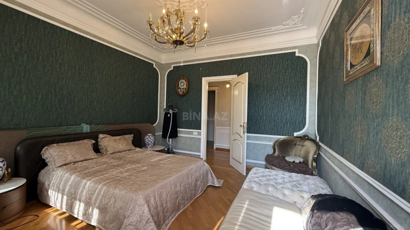 Satılır 5 otaqlı mənzil 200 m²