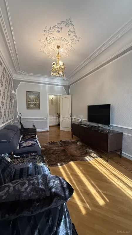 Satılır 5 otaqlı mənzil 200 m²