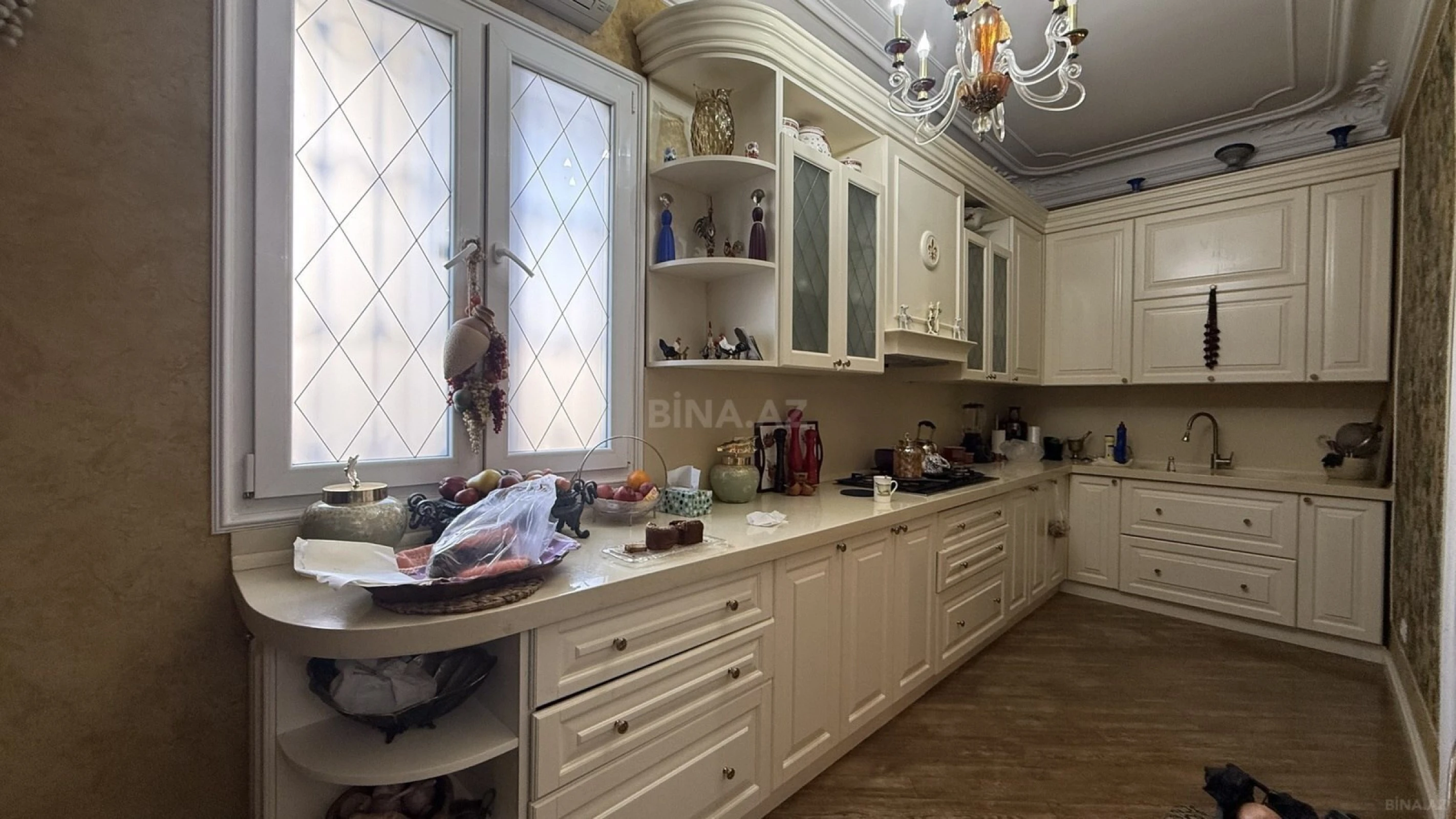 Satılır 5 otaqlı mənzil 200 m²