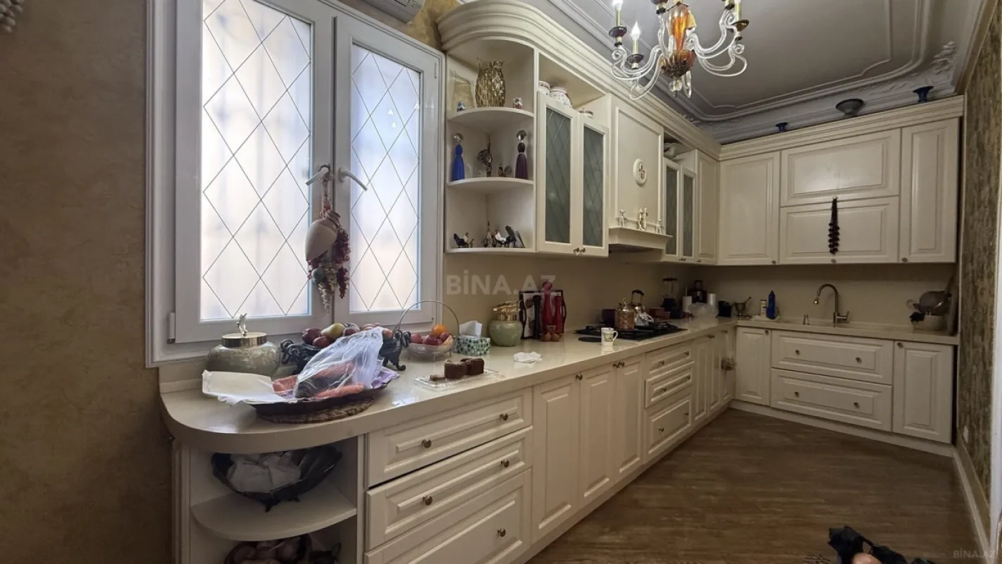 Satılır 5 otaqlı mənzil 200 m²