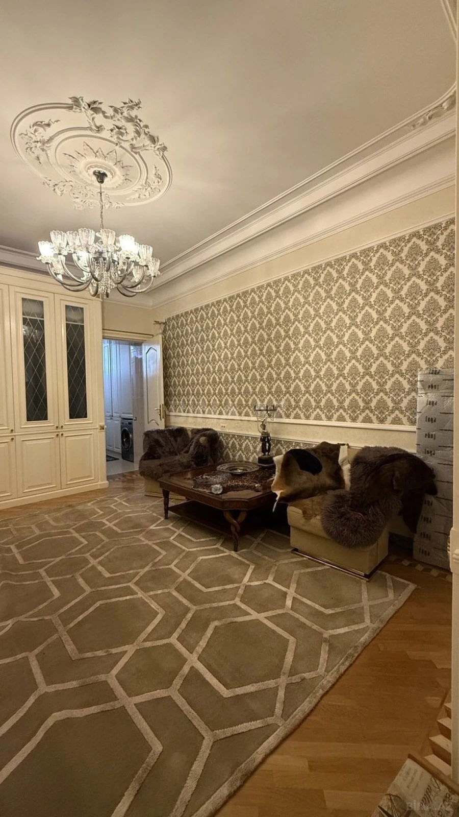 Satılır 5 otaqlı mənzil 200 m²