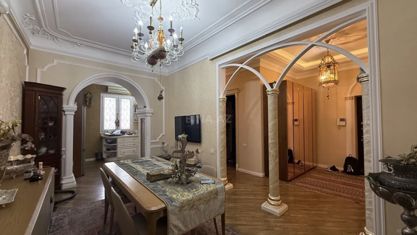 Satılır 5 otaqlı mənzil 200 m²