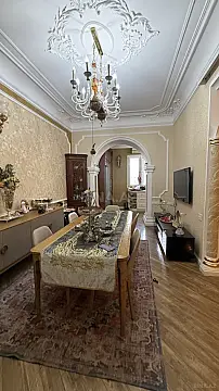 Satılır 5 otaqlı mənzil 200 m²