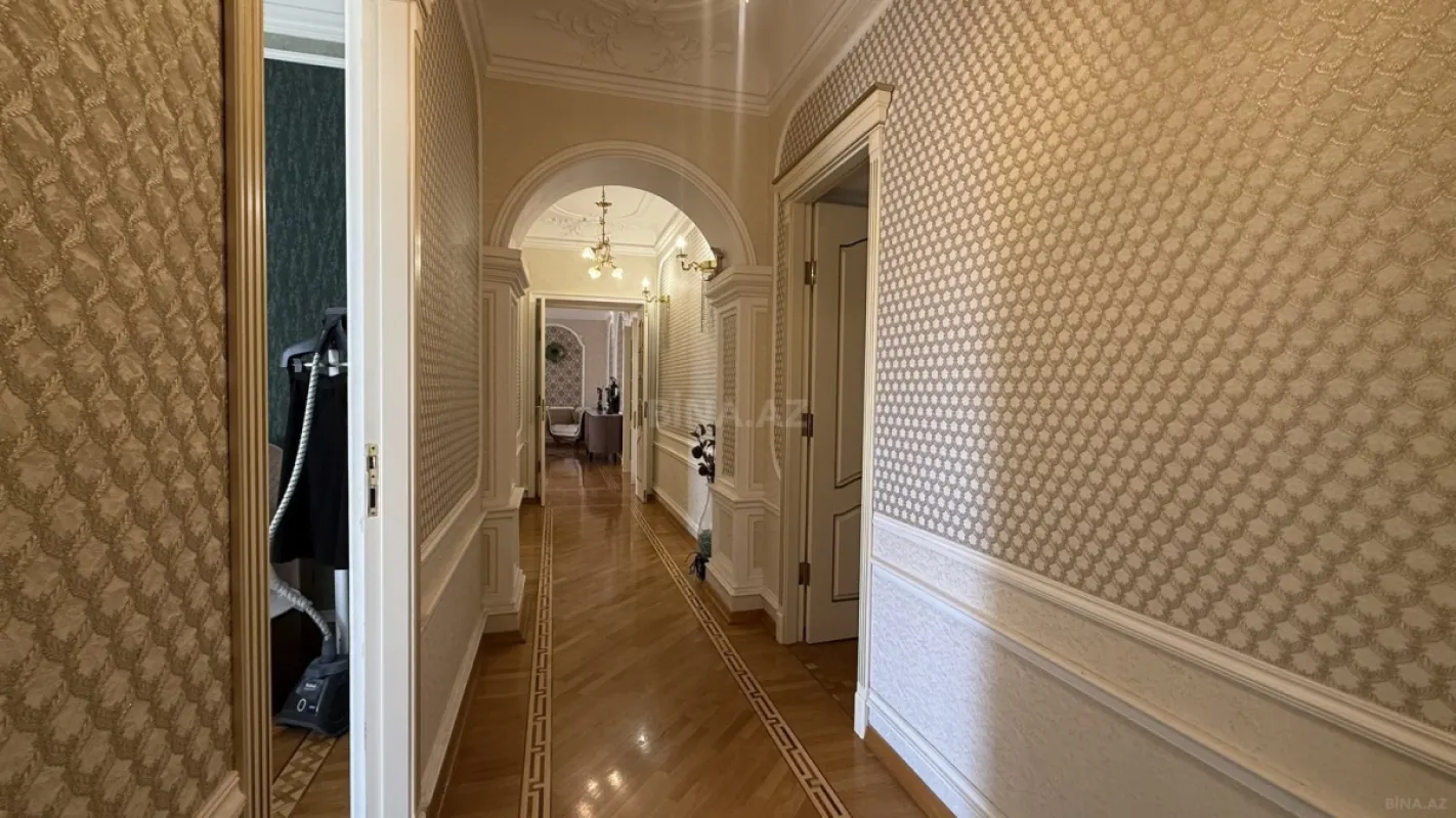 Satılır 5 otaqlı mənzil 200 m²