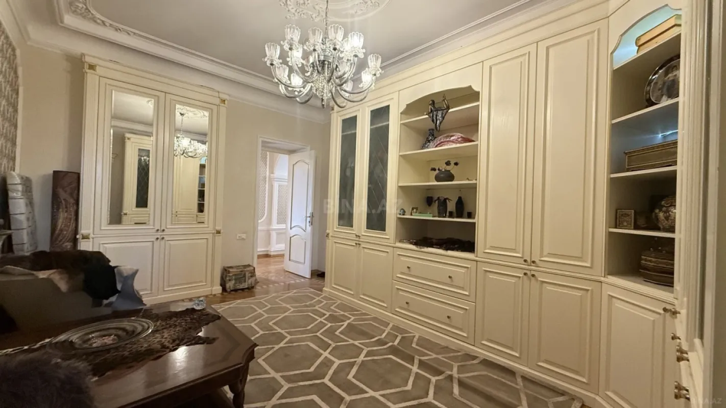 Satılır 5 otaqlı mənzil 200 m²