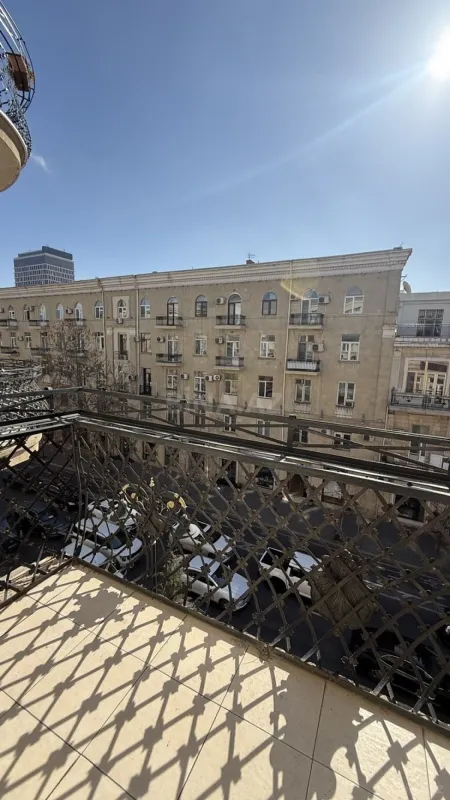 Satılır 5 otaqlı mənzil 200 m²