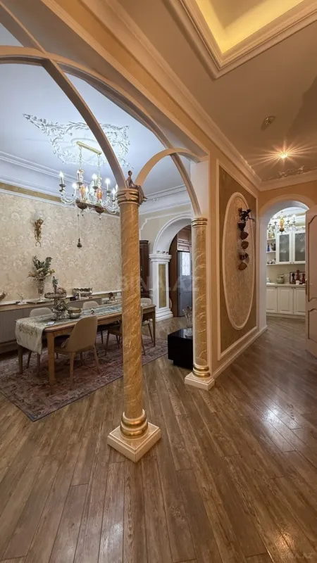 Satılır 5 otaqlı mənzil 200 m²