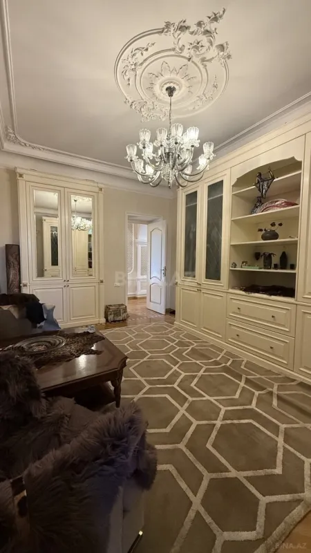 Satılır 5 otaqlı mənzil 200 m²