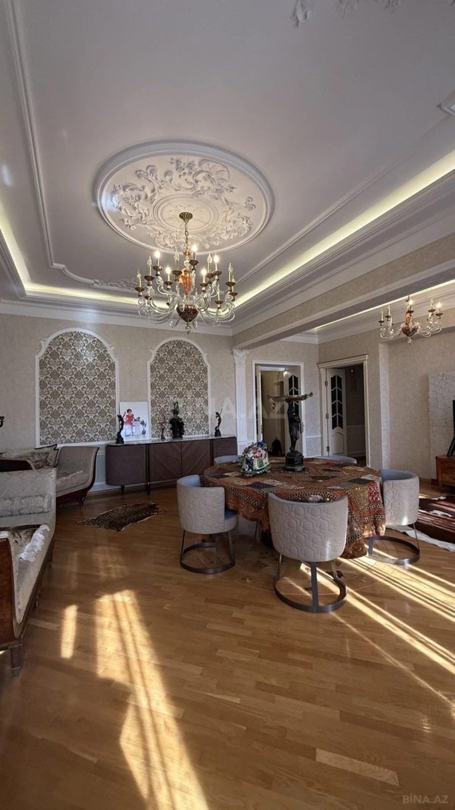 Satılır 5 otaqlı mənzil 200 m²