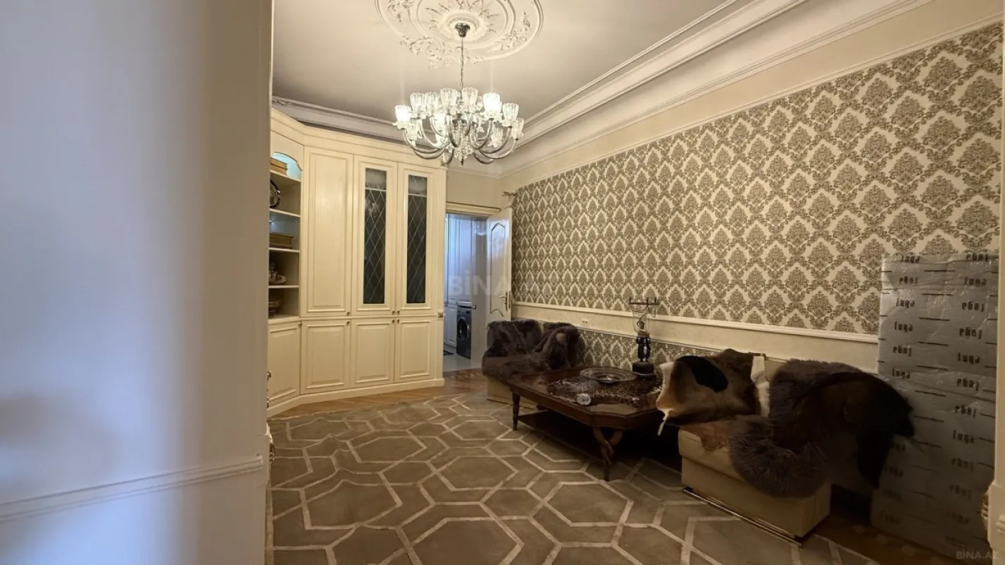 Satılır 5 otaqlı mənzil 200 m²