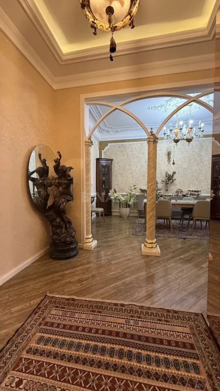 Satılır 5 otaqlı mənzil 200 m²