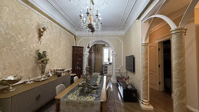 Satılır 5 otaqlı mənzil 200 m²