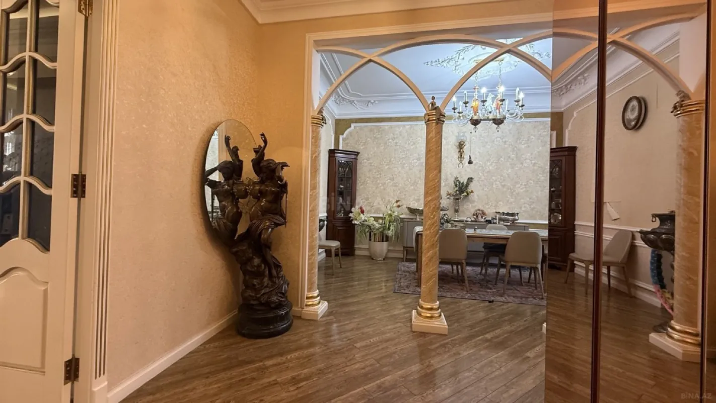 Satılır 5 otaqlı mənzil 200 m²