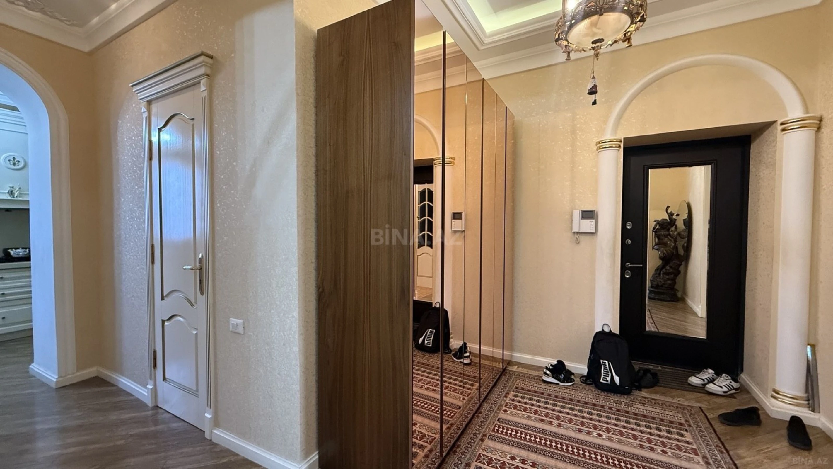 Satılır 5 otaqlı mənzil 200 m²