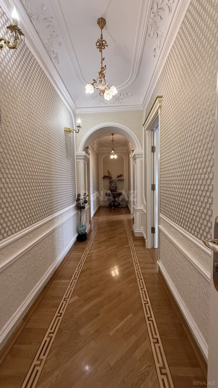 Satılır 5 otaqlı mənzil 200 m²