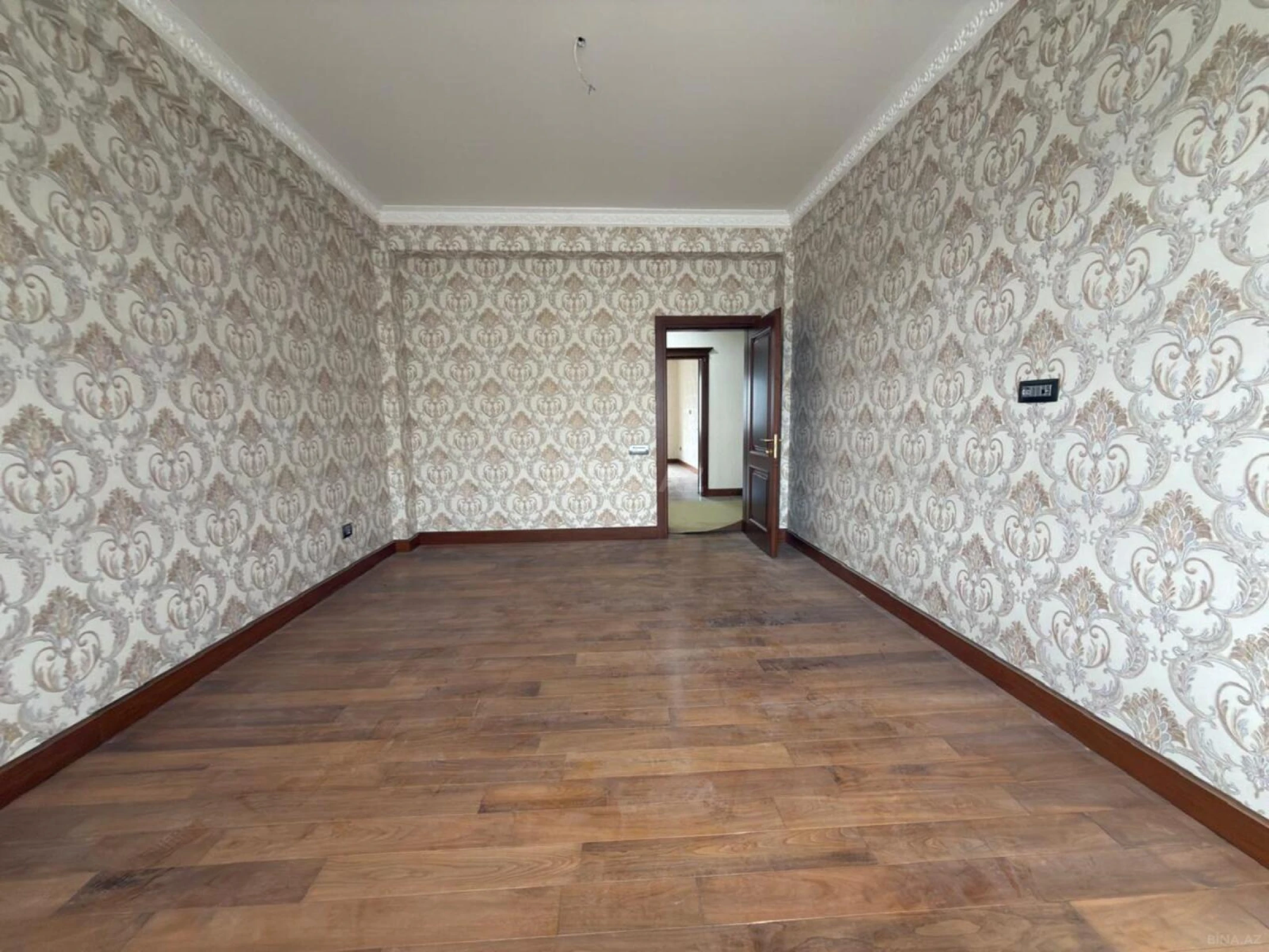 Satılır 5 otaqlı mənzil 195 m²