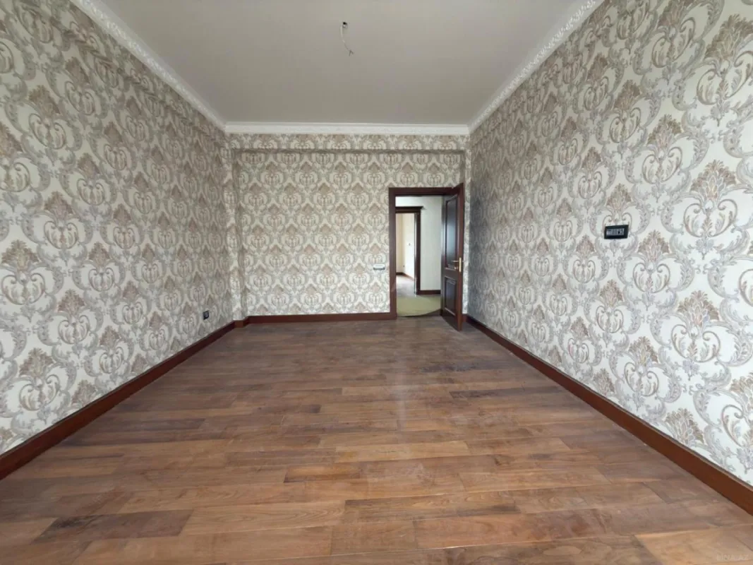 Satılır 5 otaqlı mənzil 195 m²