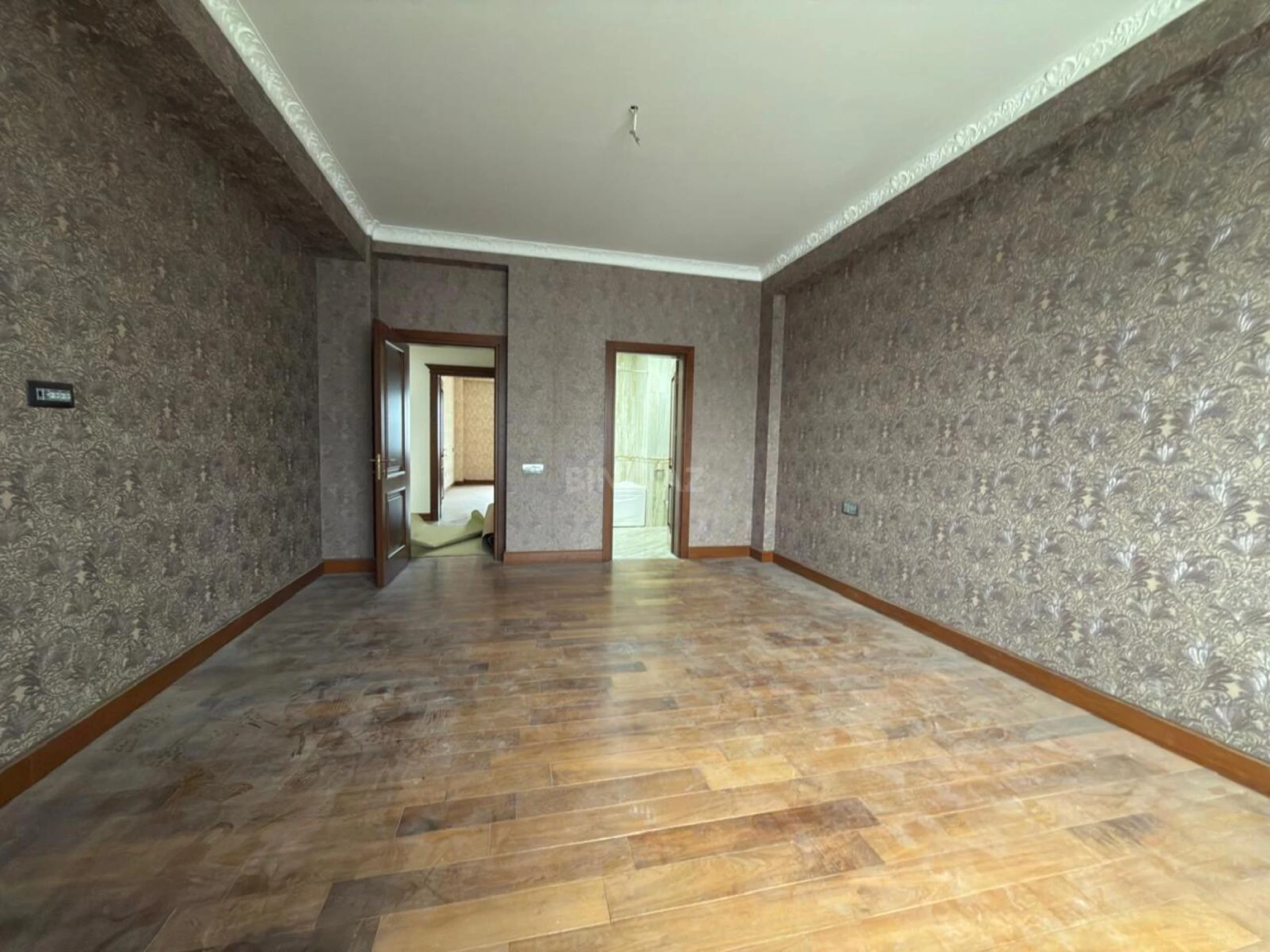 Satılır 5 otaqlı mənzil 195 m²