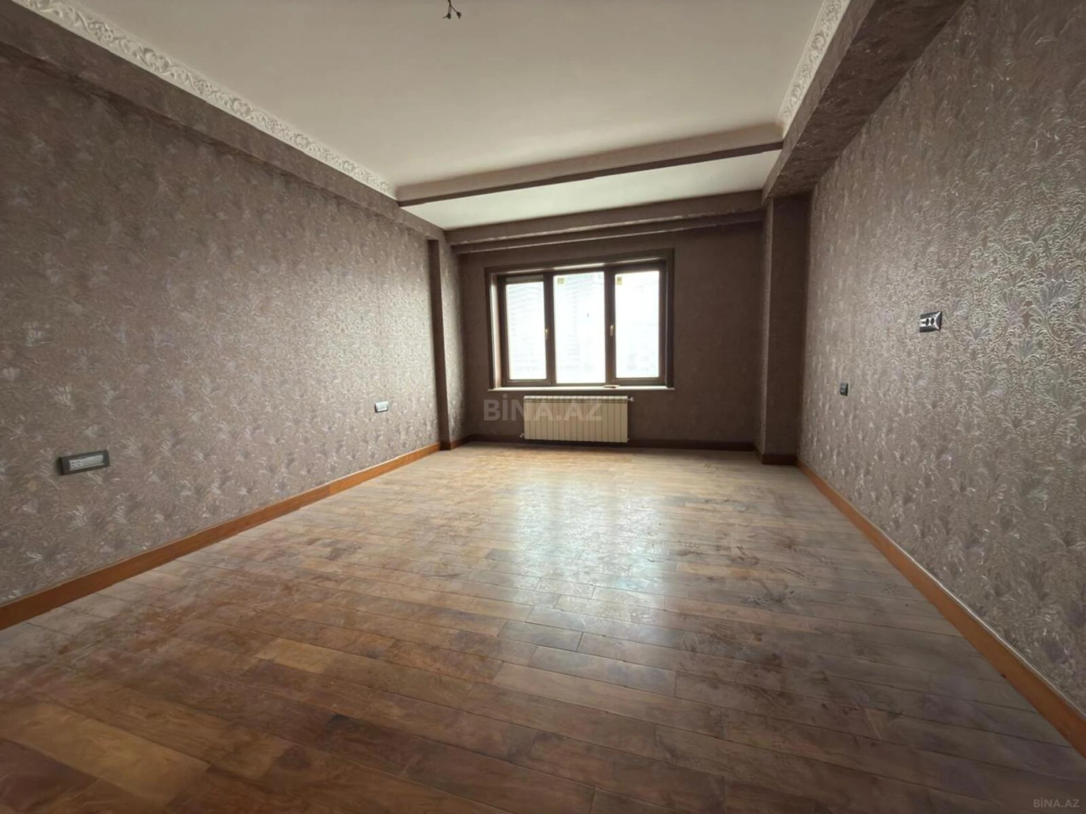Satılır 5 otaqlı mənzil 195 m²