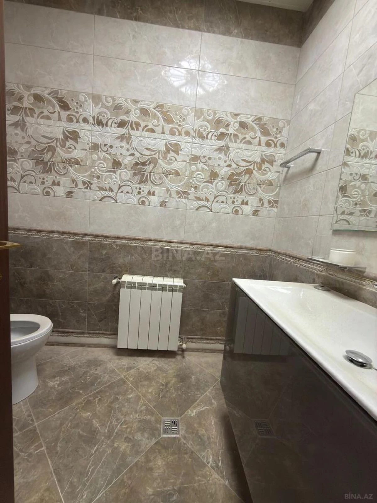Satılır 5 otaqlı mənzil 195 m²