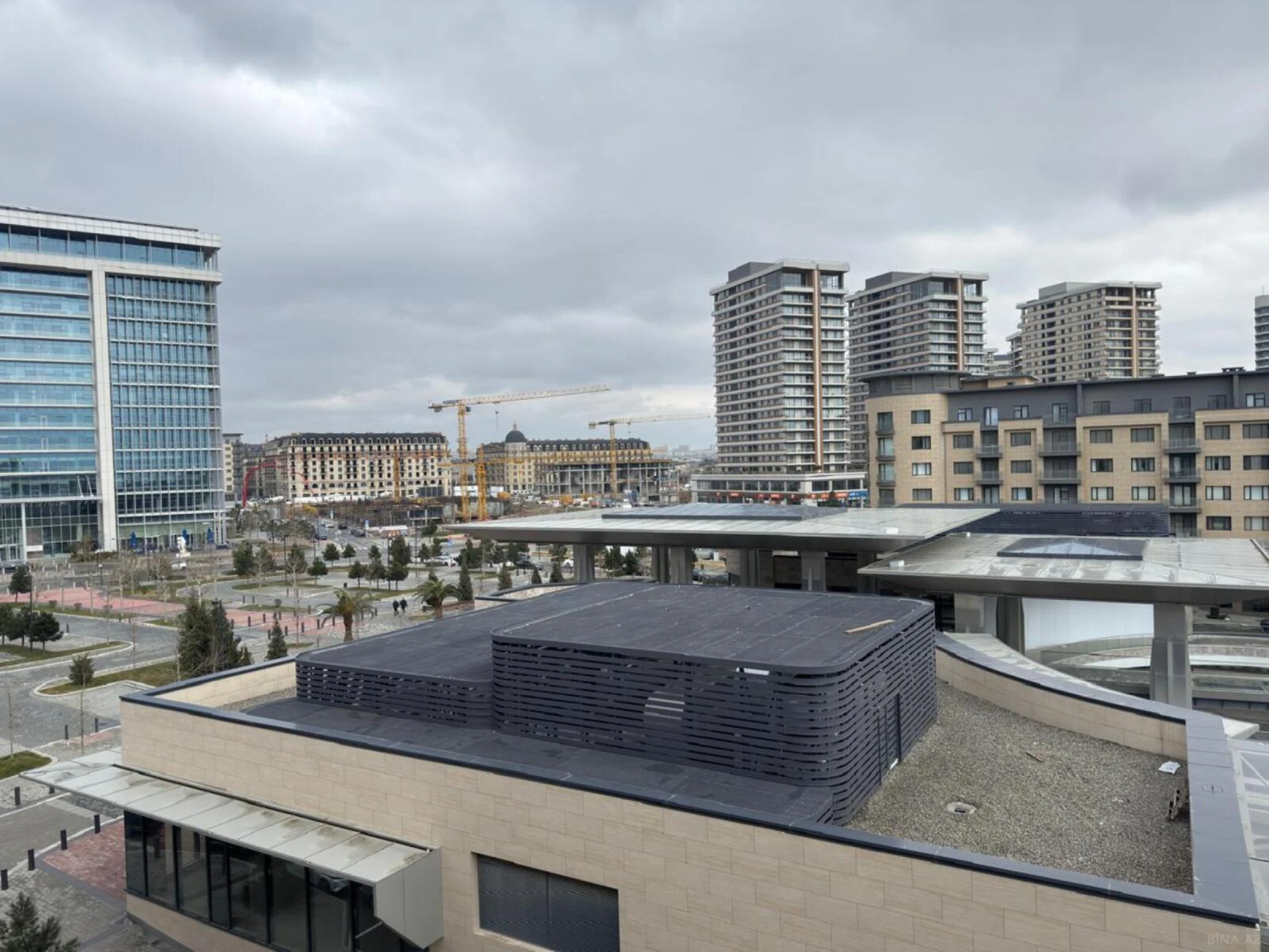 Satılır 5 otaqlı mənzil 195 m²
