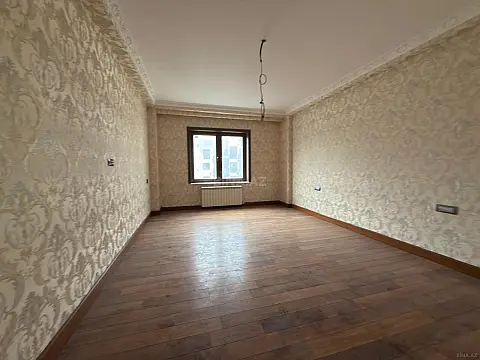 Satılır 5 otaqlı mənzil 195 m²