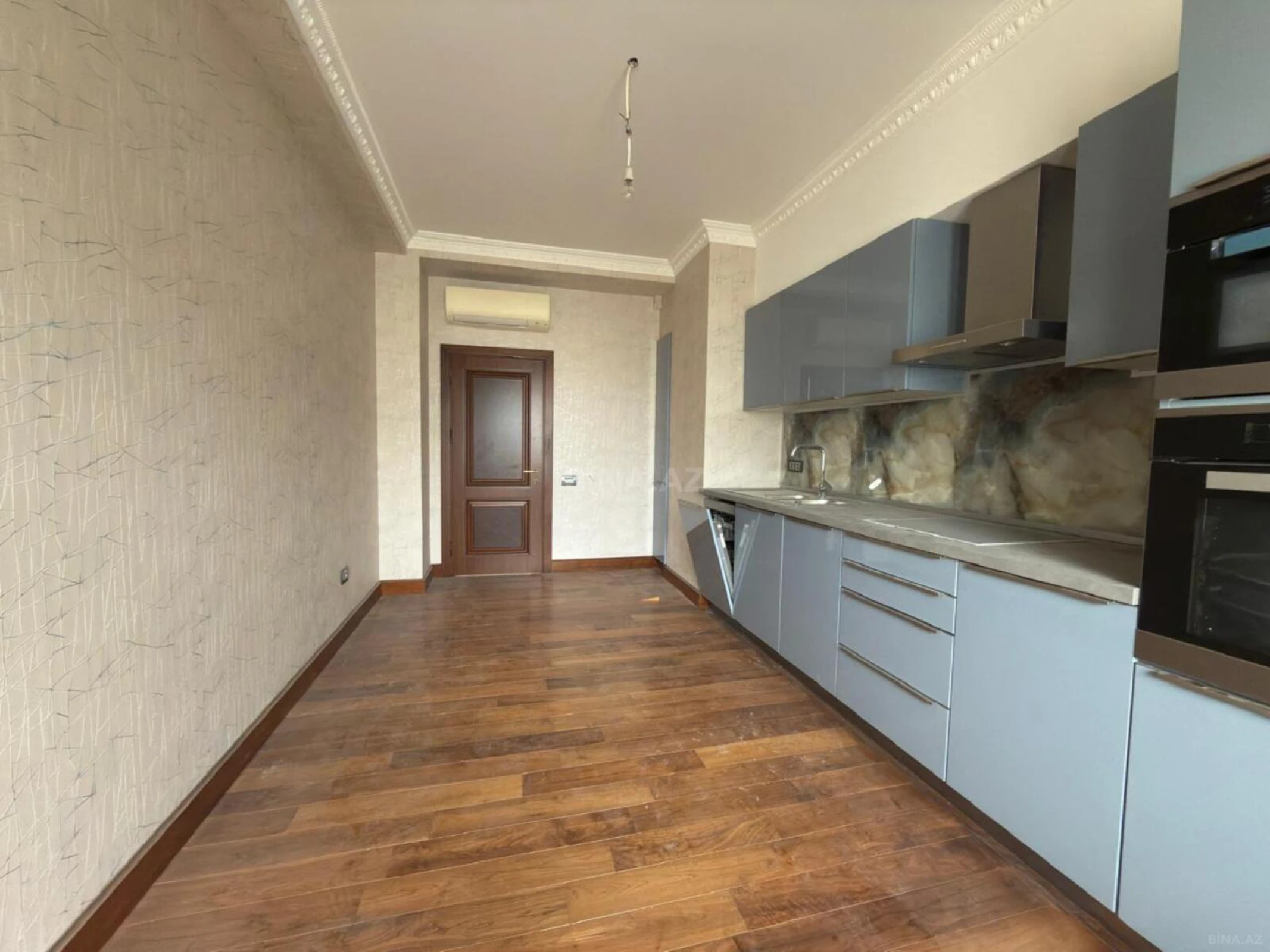 Satılır 5 otaqlı mənzil 195 m²