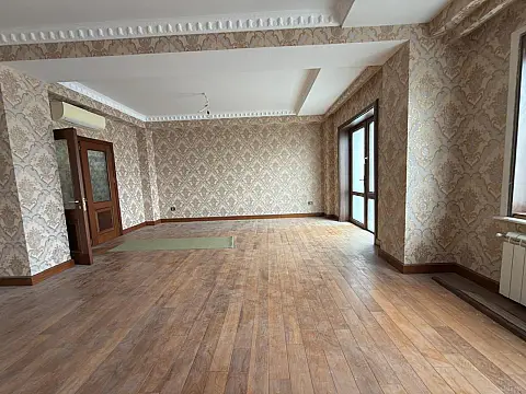 Satılır 5 otaqlı mənzil 195 m²