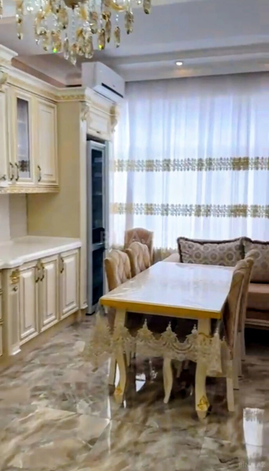 Satılır 4 otaqlı mənzil 147 m²