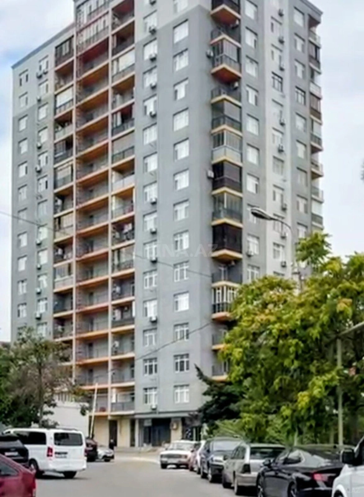 Satılır 4 otaqlı mənzil 147 m²