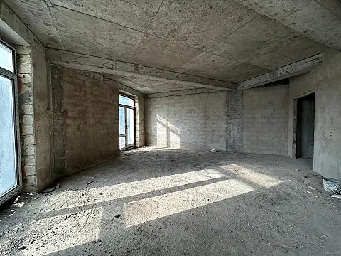 Satılır 4 otaqlı mənzil 200 m²
