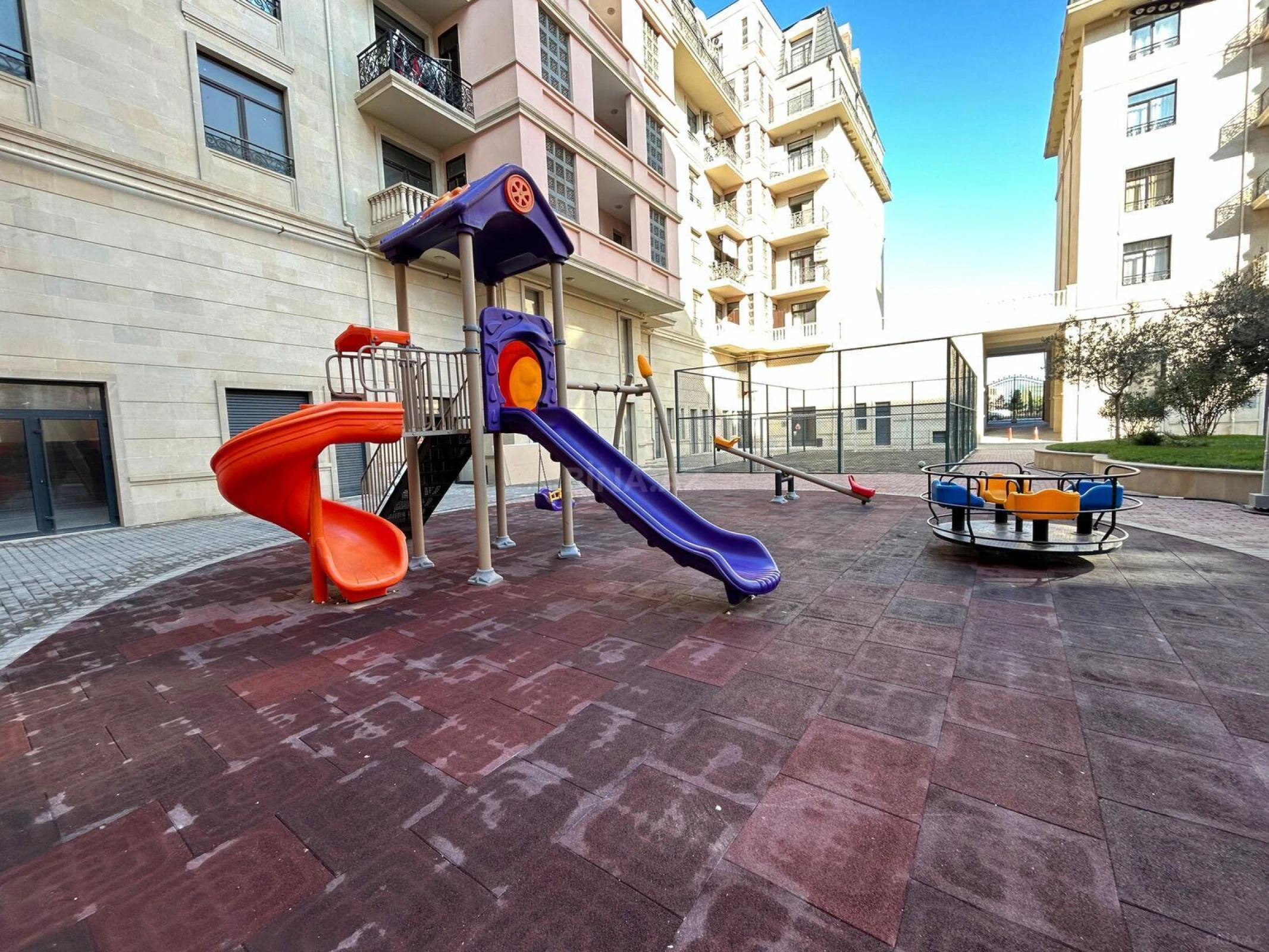 Satılır 4 otaqlı mənzil 200 m²