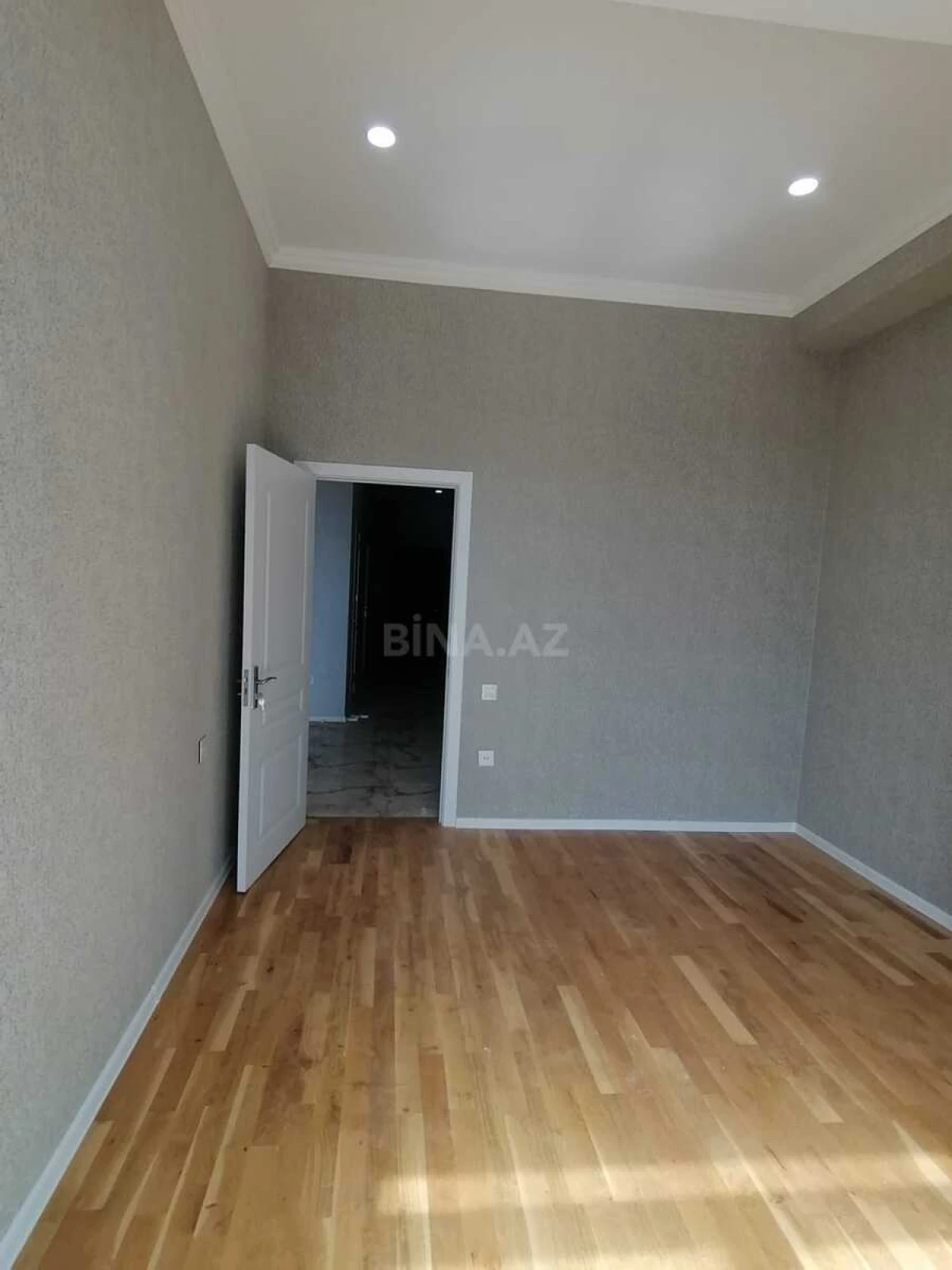 Satılır 4 otaqlı mənzil 147 m²