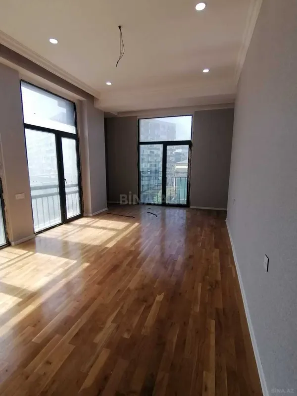 Satılır 4 otaqlı mənzil 147 m²