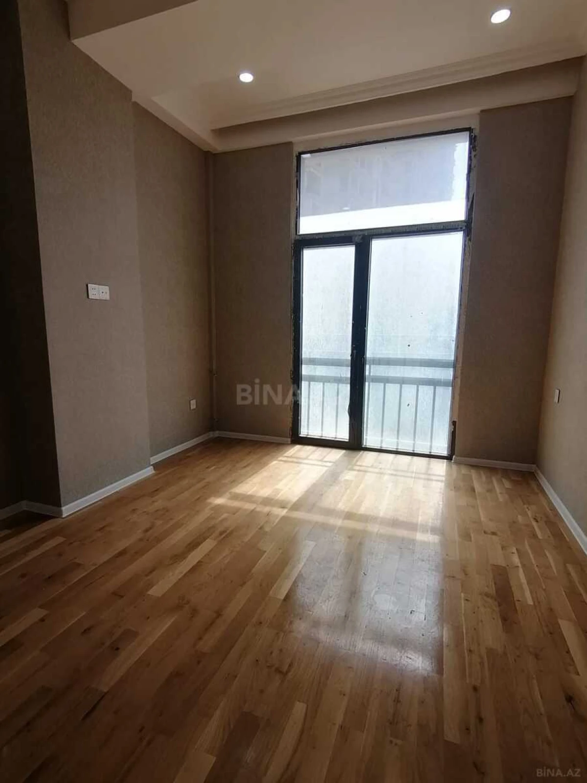 Satılır 4 otaqlı mənzil 147 m²