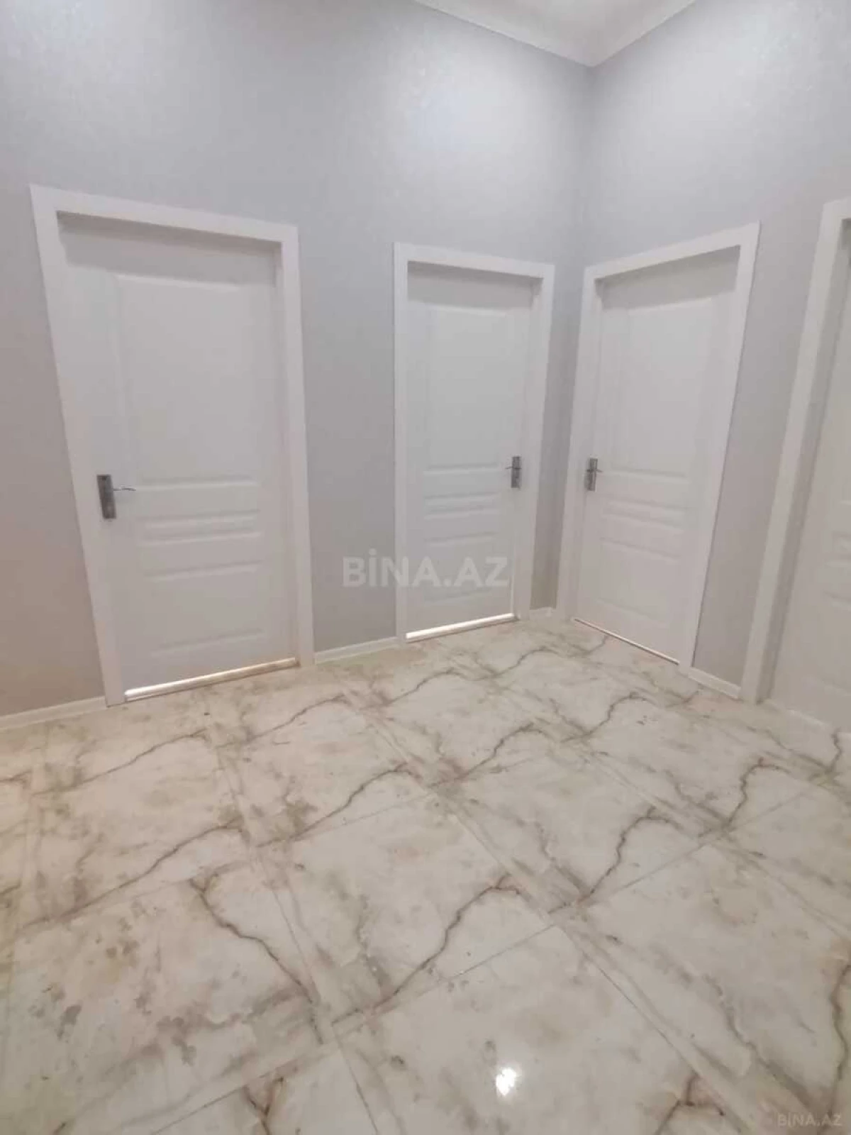 Satılır 4 otaqlı mənzil 147 m²