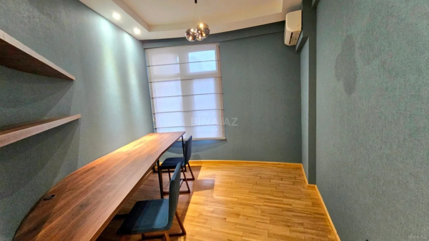 Satılır 4 otaqlı mənzil 164 m²