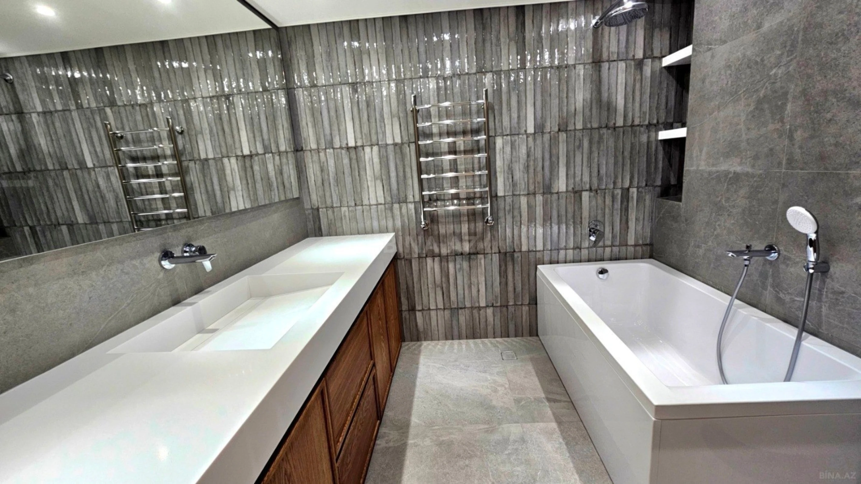 Satılır 4 otaqlı mənzil 164 m²